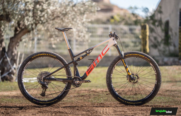 A BMC Fourstroke de Jordan Sarrau para esta temporada esconde um novo desenvolvimento da Ohlins