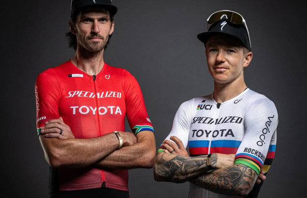 La Cape Epic 2026 se retrouve sans maillot arc-en-ciel, un accident avec la porte d'une voiture laisse Keegan Swenson blessé