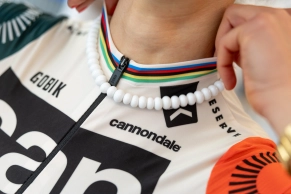 The Cannondale Factory Racing storms the Gobik offices to present its new kit