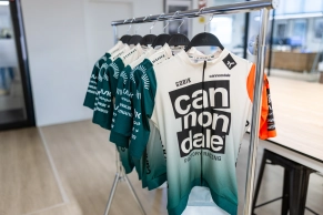 The Cannondale Factory Racing storms the Gobik offices to present its new kit