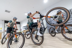 The Cannondale Factory Racing storms the Gobik offices to present its new kit