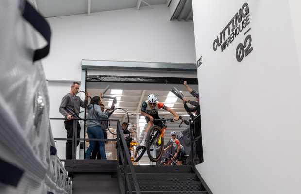 A Cannondale Factory Racing invade as oficinas da Gobik para apresentar sua nova equipagem