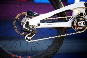 SRAM revolutionizes downhill: the XX DH electronic transmission arrives along with the new Maven brakes and the 2027 BoXXer fork