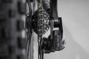 SRAM revolutionizes downhill: the XX DH electronic transmission arrives along with the new Maven brakes and the 2027 BoXXer fork