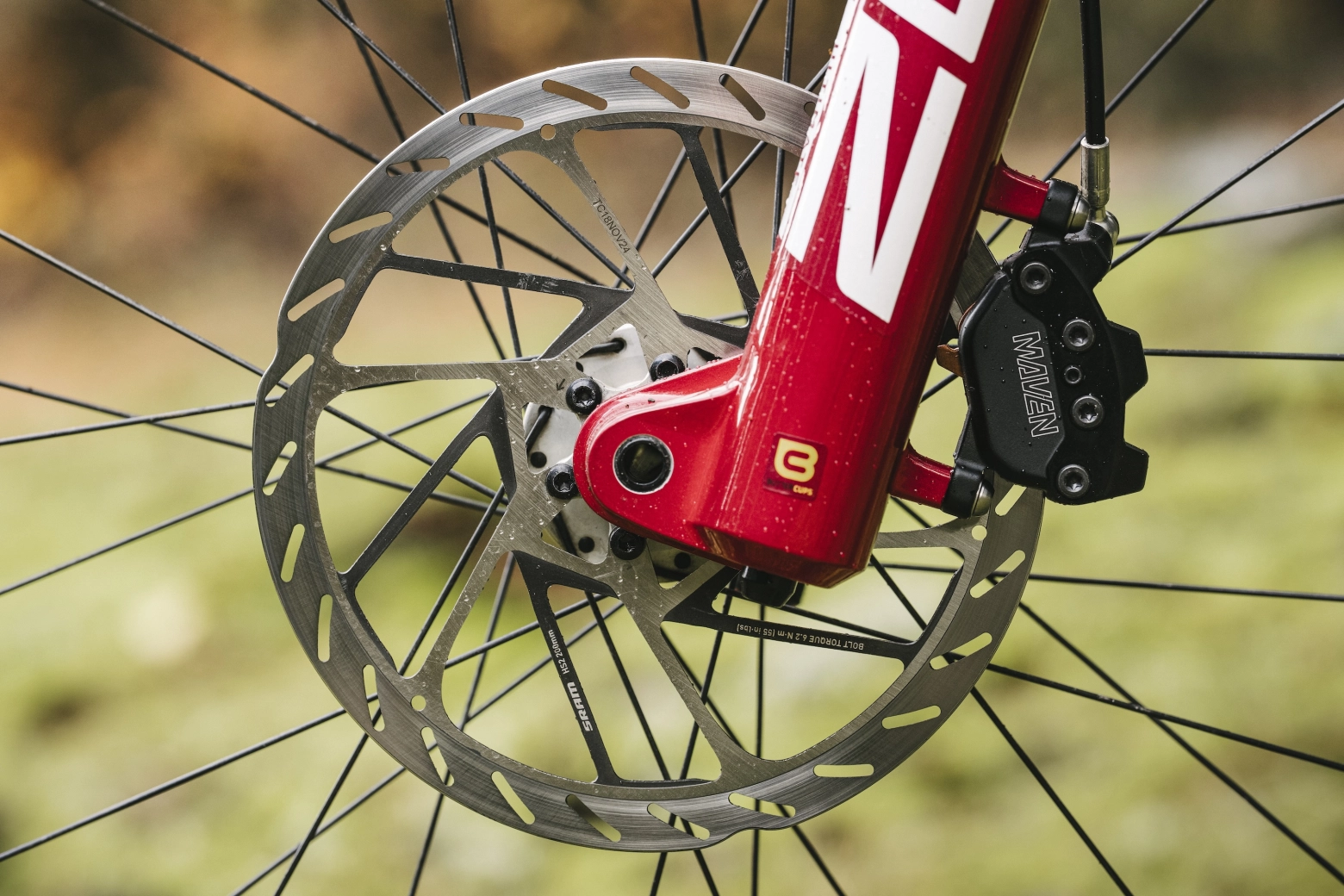 SRAM revoluciona el descenso: llega la XX DH Transmission electrónica junto a los nuevos frenos Maven y la horquilla BoXXer 2027