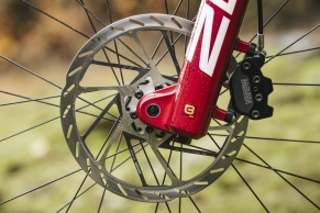 SRAM revolutionizes downhill: the XX DH electronic transmission arrives along with the new Maven brakes and the 2027 BoXXer fork