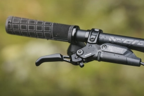 SRAM revolutionizes downhill: the XX DH electronic transmission arrives along with the new Maven brakes and the 2027 BoXXer fork