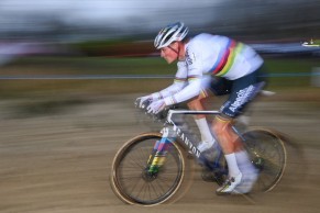 Van der Poel opens his season by winning at CX