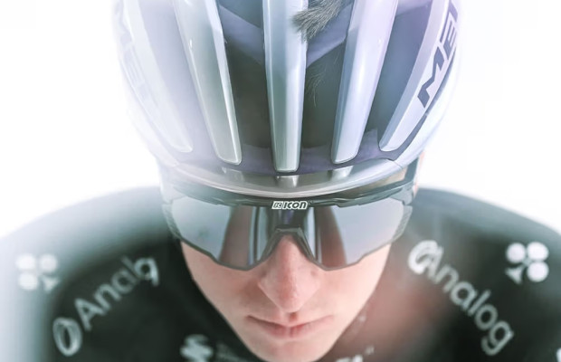 Pogacar et MET lancent deux casques en édition limitée avec une finition irisée