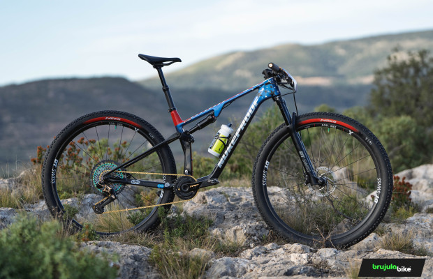 Em detalhes, a nova Nukeproof Hyperfly de Kelsey Urban para 2026: nova marca no XCO e uma montagem muito particular