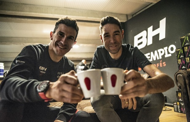 David Valero signs for Coloma's BH Templo Cafés UCC