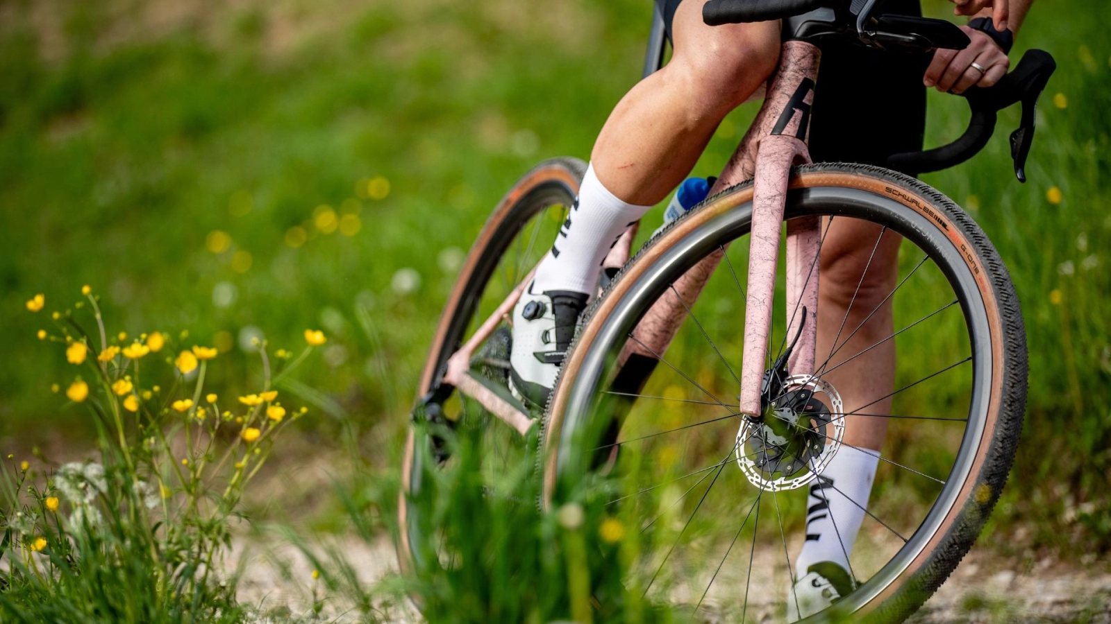 Te recomendamos ruedas de carbono para gravel por menos de 1000 €