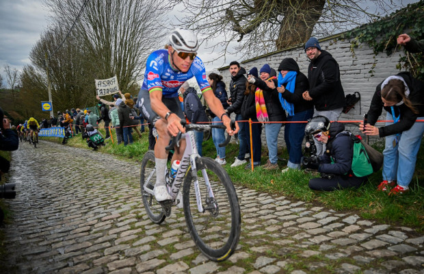 Mathieu van der Poel ajoute la Omloop Nieuwsblad à son palmarès