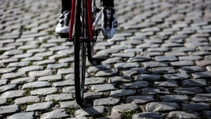 Another hookless wheel collapses during a race