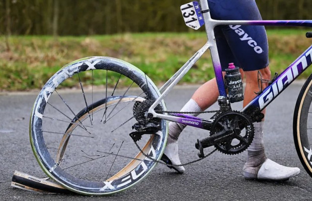 Another hookless wheel collapses during a race