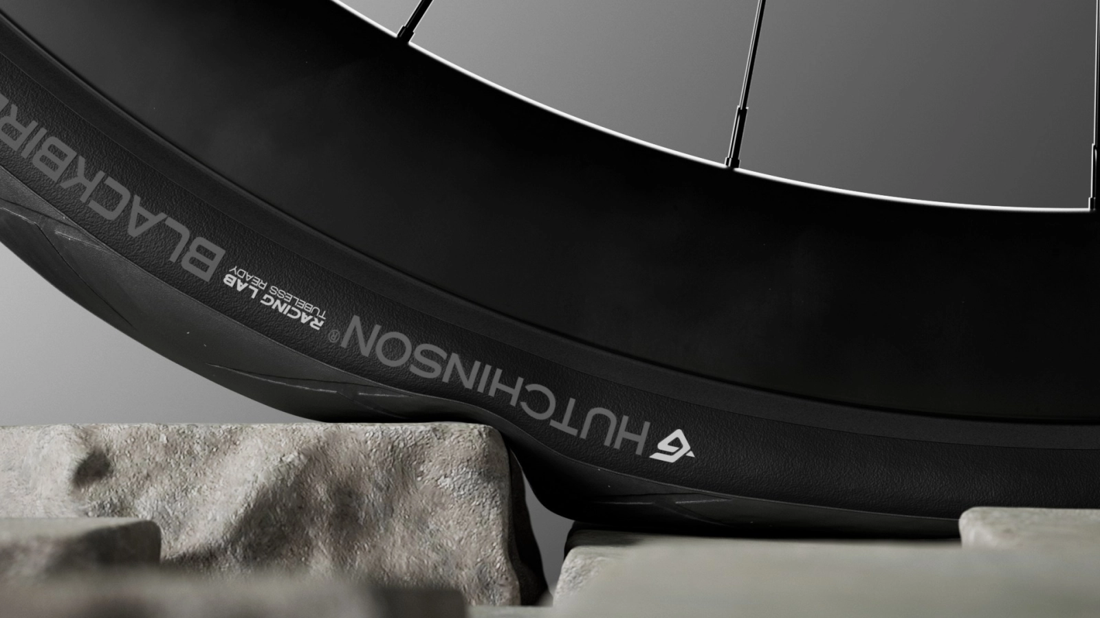 Hutchinson demonstrates that a 32 mm tire can be faster than a 30 mm and presents the new Blackbird tires in 32 and 34 mm