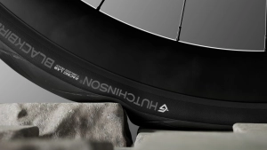 Hutchinson demonstrates that a 32 mm tire can be faster than a 30 mm and presents the new Blackbird tires in 32 and 34 mm