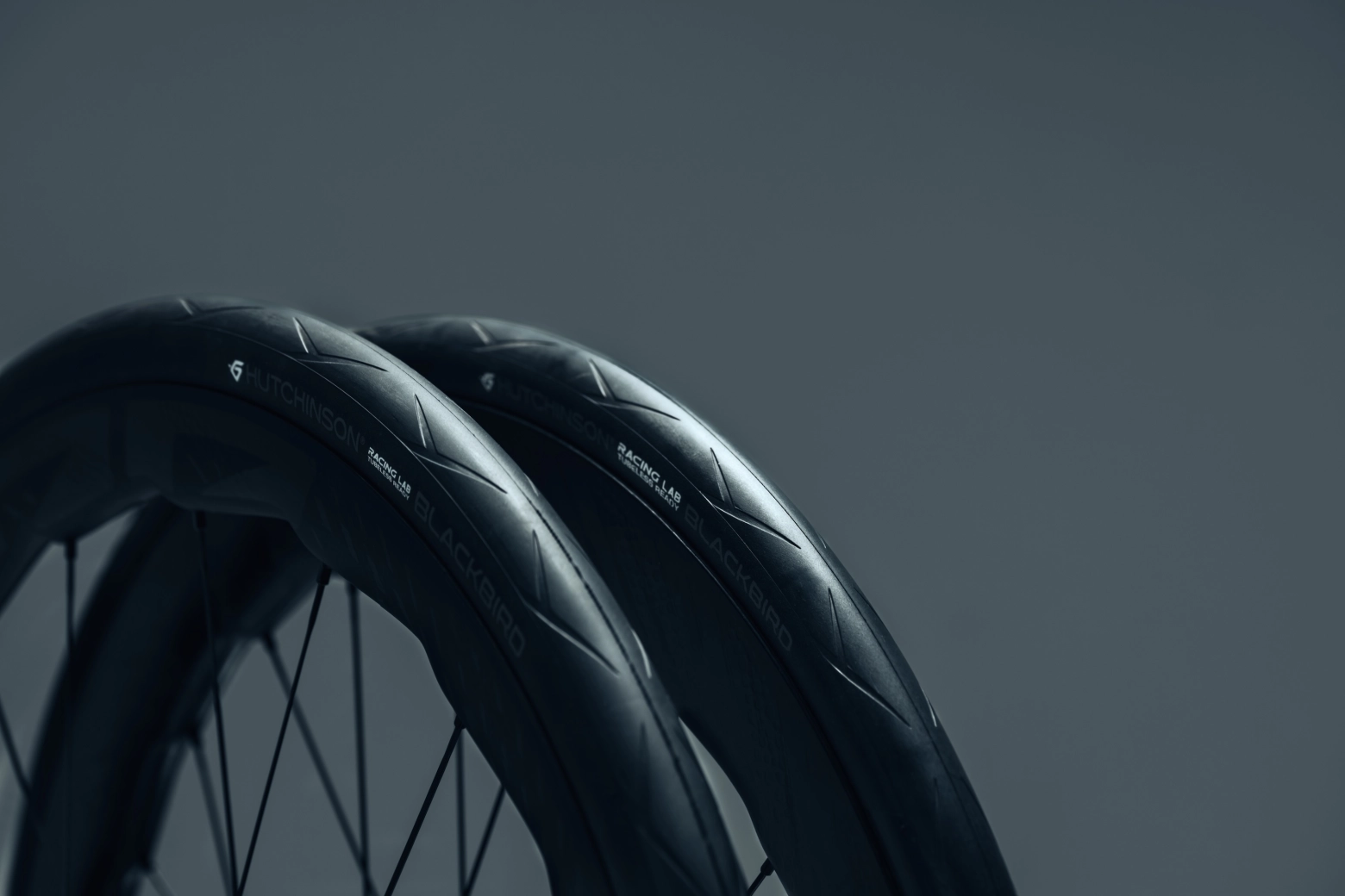Hutchinson demonstrates that a 32 mm tire can be faster than a 30 mm and presents the new Blackbird tires in 32 and 34 mm