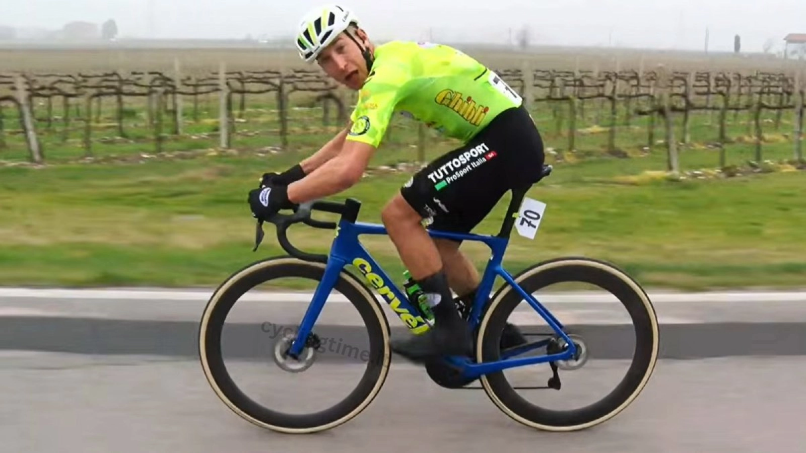 Tremenda escapada de 60 km en solitario, victoria y descalificado por el manillar