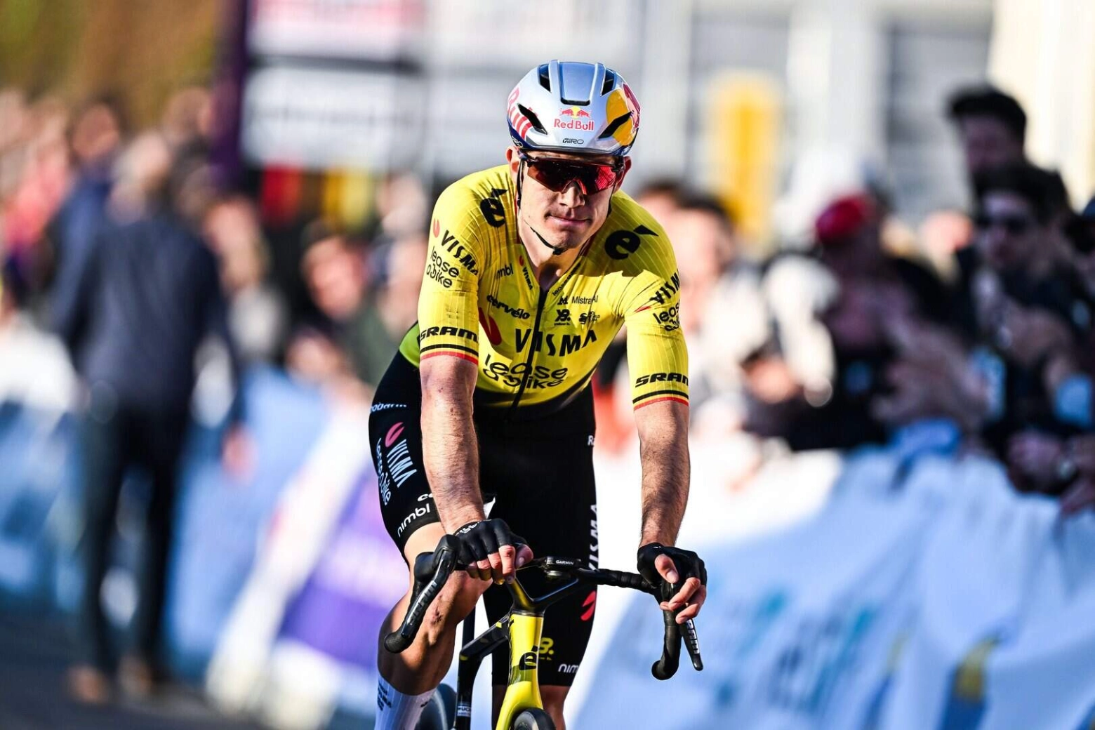 “Esos cristales no podían estar ahí por accidente”: Van Aert sospecha de un posible sabotaje tras pinchar en Le Samyn