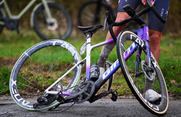 Cadex responds to the Capiot incident at the Omloop and rules out that the hookless design was the cause