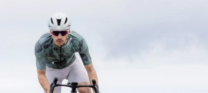 La estética Glitch llega al ciclismo con la nueva colección de Gobik