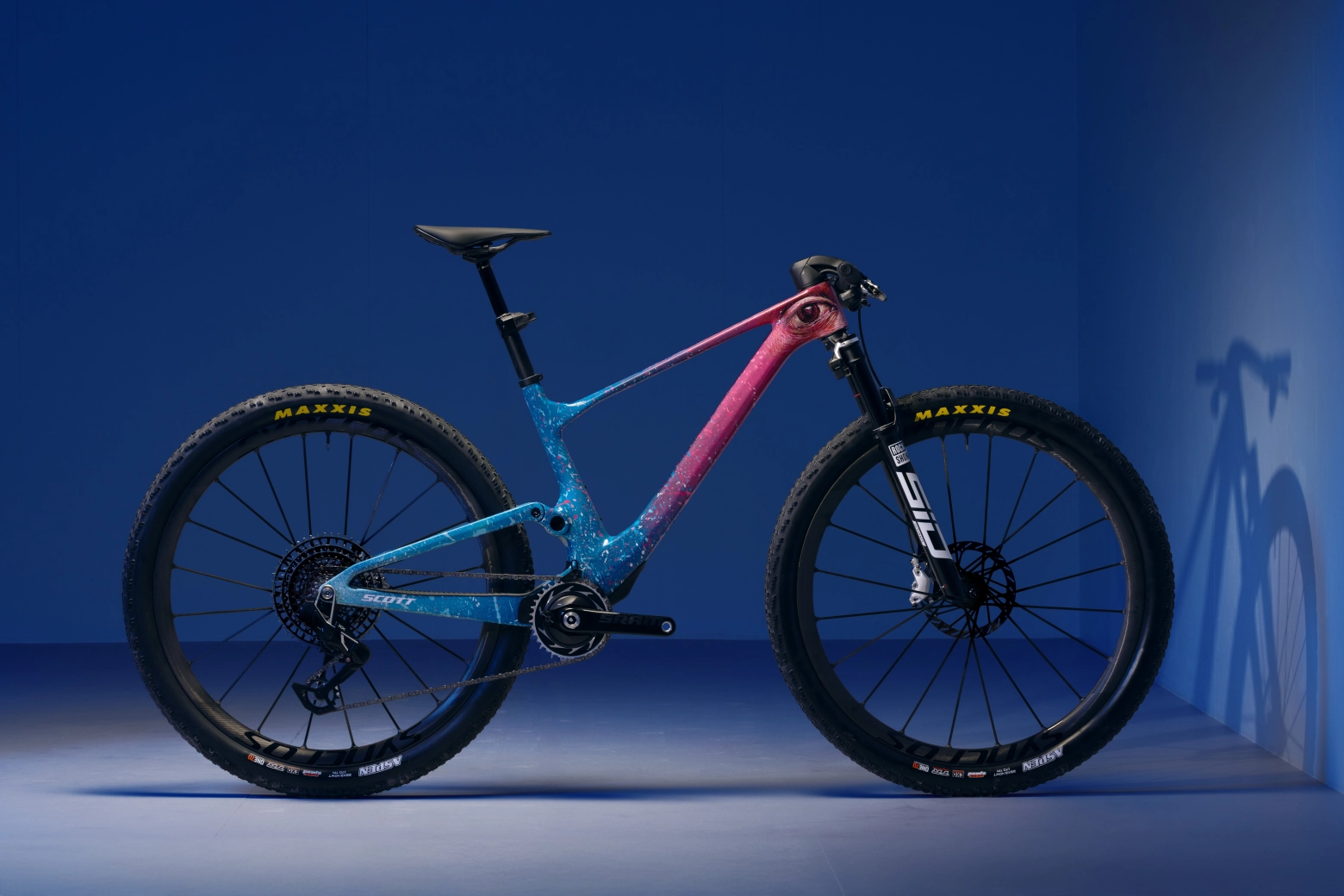 Arte contemporáneo sobre una exclusiva SCOTT Spark RC pintada para Nino Schurter