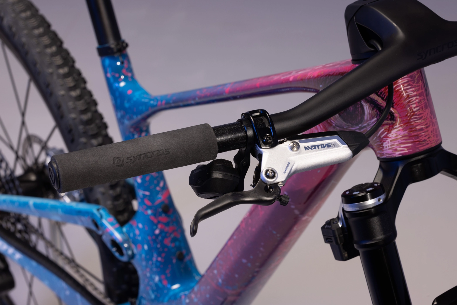 Arte contemporáneo sobre una exclusiva SCOTT Spark RC pintada para Nino Schurter