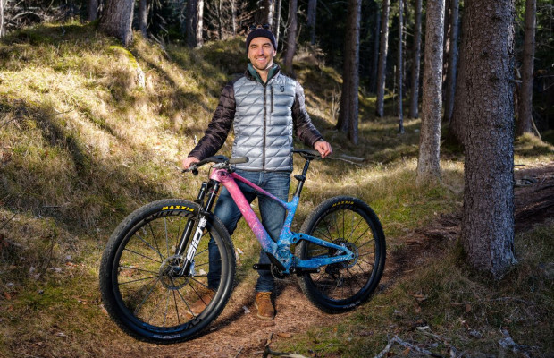 Contemporary art on an exclusive SCOTT Spark RC painted for Nino Schurter