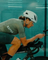 Which hairstyle is more aerodynamic? It is tested in Specialized's wind tunnel