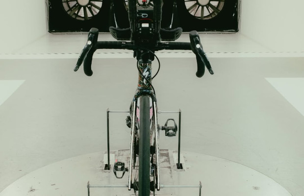 ¿Qué peinado es más aerodinámico? Lo prueban en el túnel de viento de Specialized