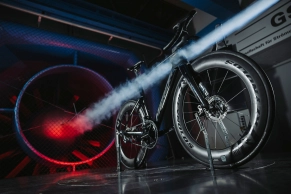 The new Merida Reacto V breaks the 200-watt barrier to reach 45 km/h: more aerodynamic, lighter, and designed to fly