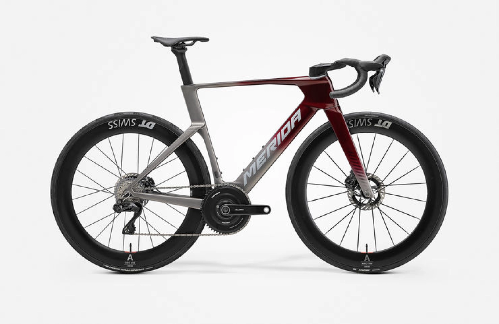 La nueva Merida Reacto V rompe la barrera de los 200 vatios para ir a 45 km/h: más aerodinámica, más ligera y diseñada para volar