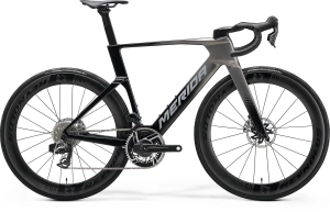 The new Merida Reacto V breaks the 200-watt barrier to reach 45 km/h: more aerodynamic, lighter, and designed to fly