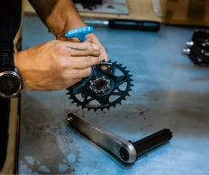 Titanium rods with a lifetime warranty and 3D printed: Atherton's bet for Trail and DH