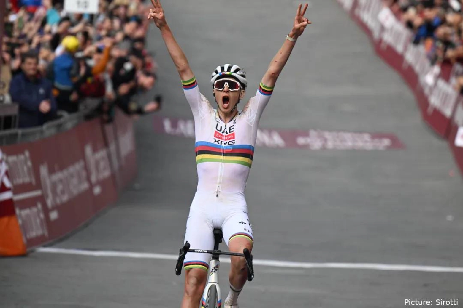 Pogacar dinamita y gana una Strade Bianche en la que Paul Seixas se exhibe