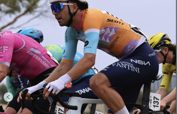 Desclassificado por colidir com outro ciclista durante a corrida. A equipe NSN Cycling pede desculpas e afasta temporariamente Kiaan Watts