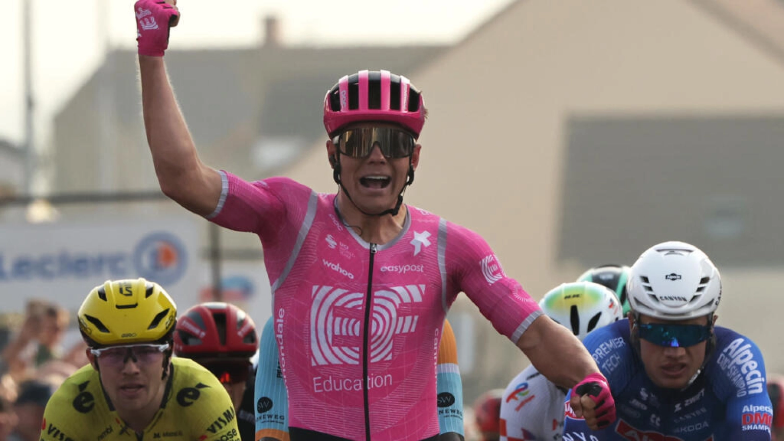 Luke Lamperti wins the sprint in the first stage of the Paris-Nice 2026 and is the first leader, Ayuso moves ahead of Vingegaard in the overall standings