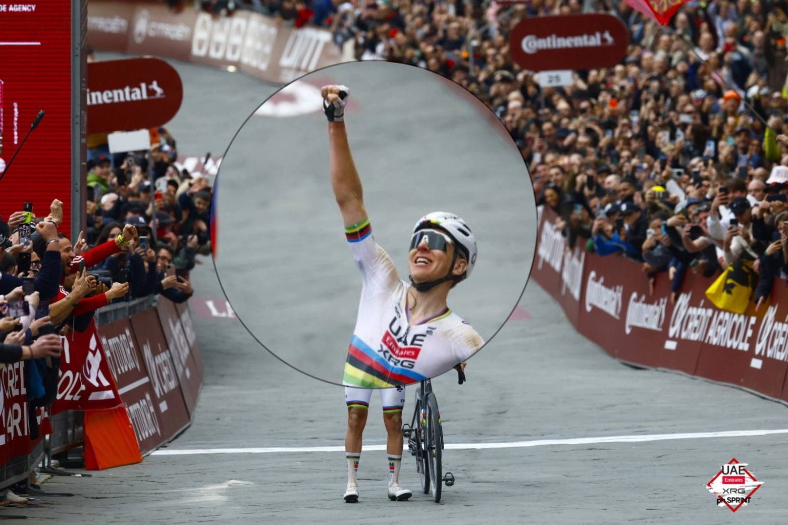 Qué sensor llevaba Pogacar bajo la axila en la Strade Bianche