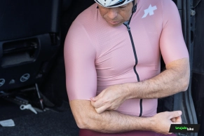 The Swiss formula for devouring kilometers this summer: we tested the Assos MILLE GT S11 jersey and shorts