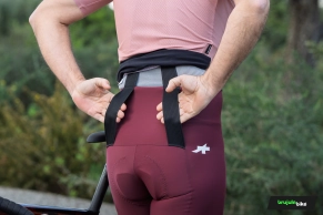 The Swiss formula for devouring kilometers this summer: we tested the Assos MILLE GT S11 jersey and shorts