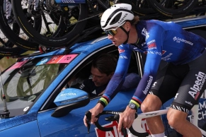 Van der Poel imposes his rule on the gravel and takes stage 2 of the Tirreno-Adriatico