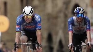 Van der Poel imposes his rule on the gravel and takes stage 2 of the Tirreno-Adriatico
