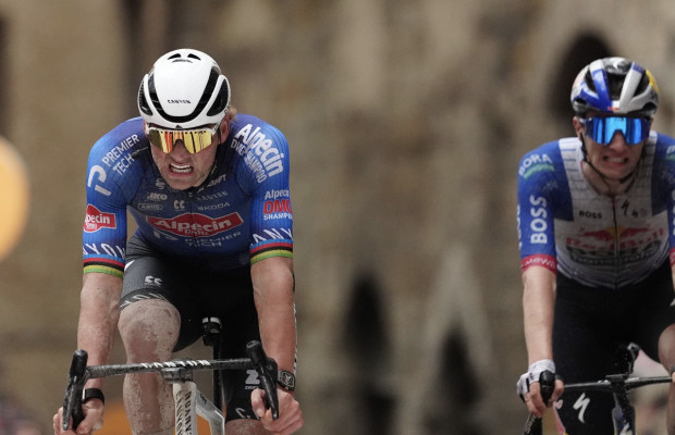 Van der Poel impone su ley en el sterrato y se lleva la etapa 2 de la Tirreno-Adriático