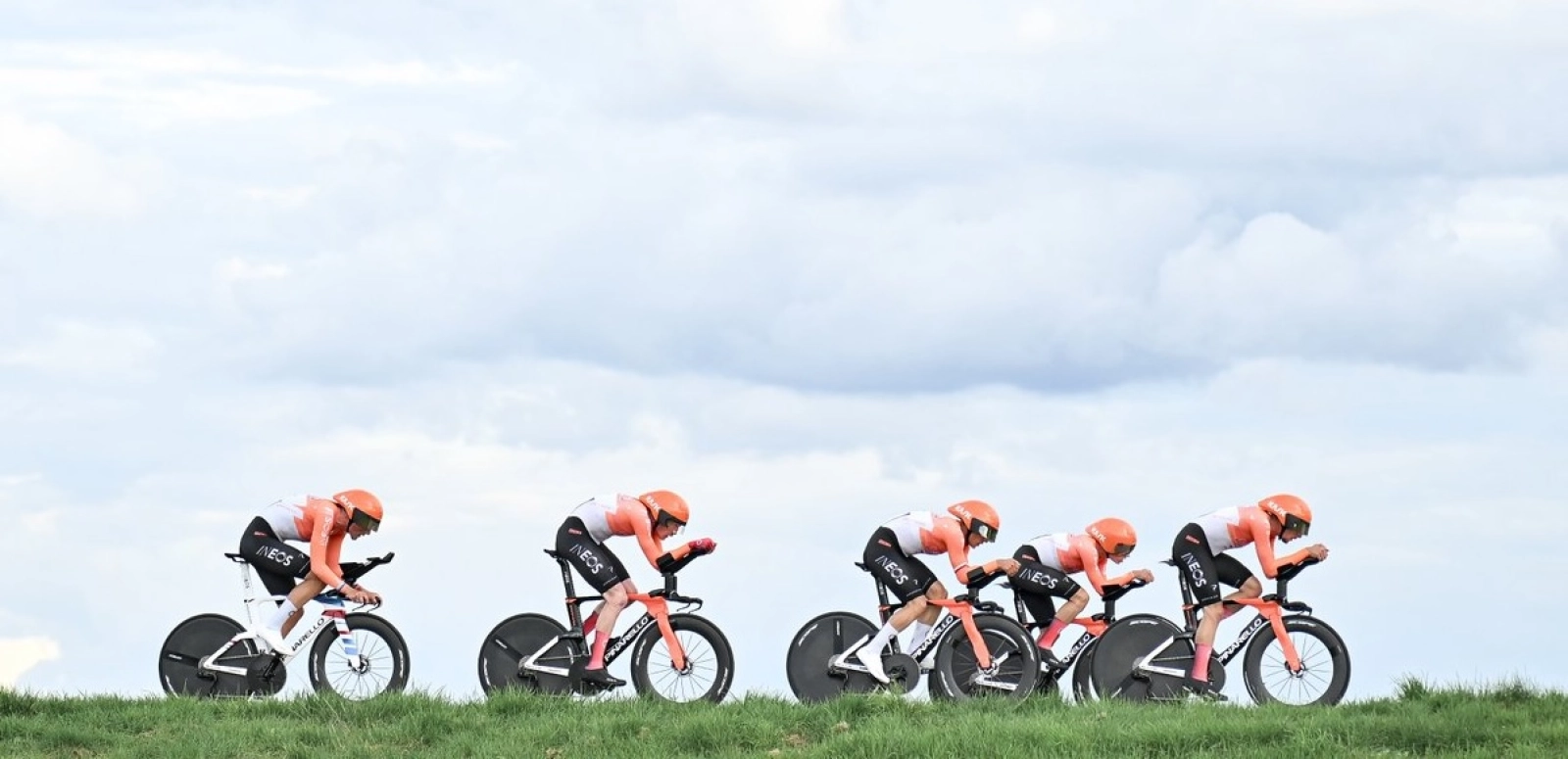 Ayuso dresses as a leader in the Paris-Nice after a team time trial won by INEOS