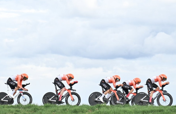 Ayuso dresses as a leader in the Paris-Nice after a team time trial won by INEOS