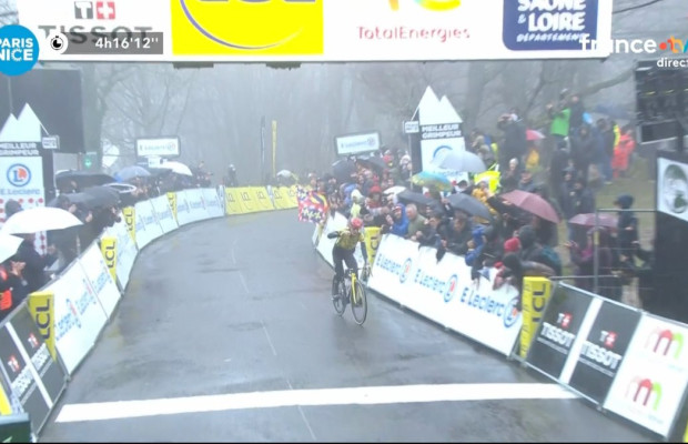 A Paris-Nice explode: Vingegaard brilha em uma etapa épica onde Juan Ayuso abandona devido a uma queda