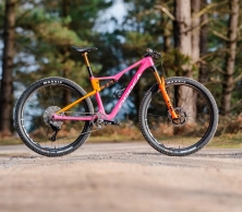 The Orbea Oiz of Ibon Zugasti for the Cape Epic: metallic pink and handle to stand out in South Africa