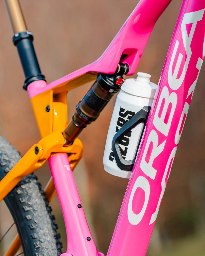 L'Orbea Oiz d'Ibon Zugasti pour la Cape Epic : rose métallique et poignée pour se démarquer en Afrique du Sud