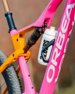 The Orbea Oiz of Ibon Zugasti for the Cape Epic: metallic pink and handle to stand out in South Africa